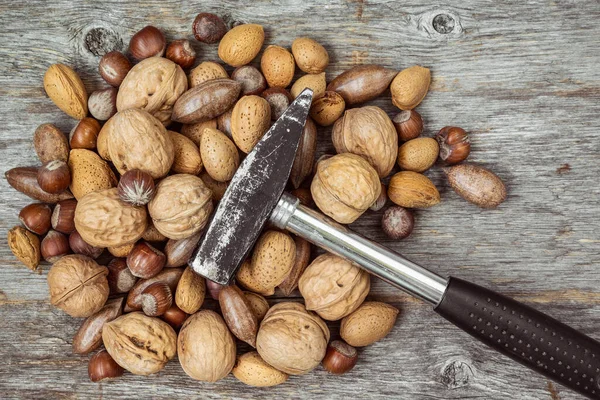 Martelo Pilha Nozes Sortidas Fundo Madeira Nozes São Alimento Saudável — Fotografia de Stock