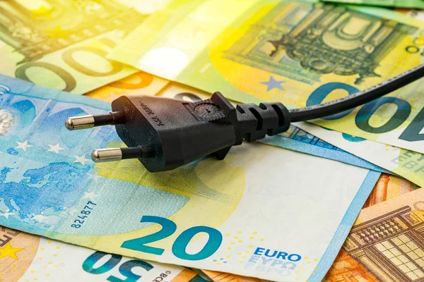 ユーロ紙幣に黒の電気プラグ 住宅顧客やビジネスユーザーのための電気代の増加 電気代の支払い 電気料金の概念の上昇 — ストック写真