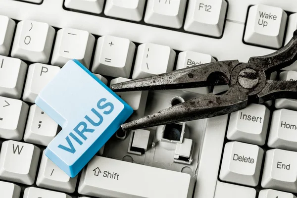 具有从计算机键盘上删除蓝色Virus键的滑翔机 计算机键盘上的计算机病毒字 计算机感染的概念图像符号 — 图库照片