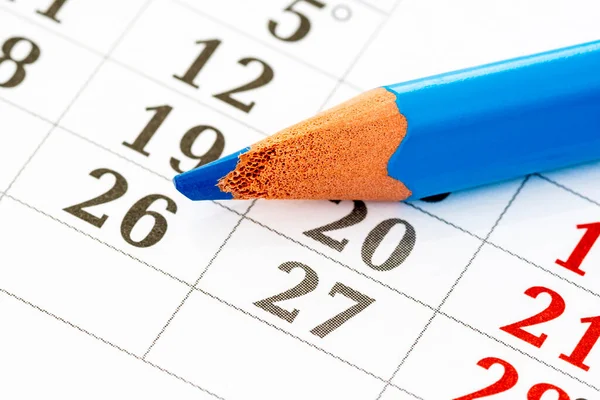 Měsíční Kalendář Modrá Tužka Pro Označení Požadovaného Data Pohled Zblízka — Stock fotografie