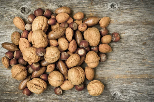 Stapel Van Diverse Noten Houten Ondergrond Gezonde Biologische Vegetarische Snack — Stockfoto