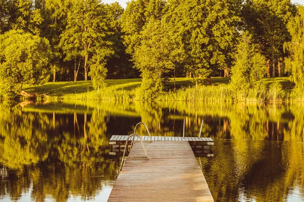 Αδειάστε Την Ξύλινη Προβλήτα Μια Ήσυχη Λίμνη Πρωί Ανακαλύψτε Την — Φωτογραφία Αρχείου