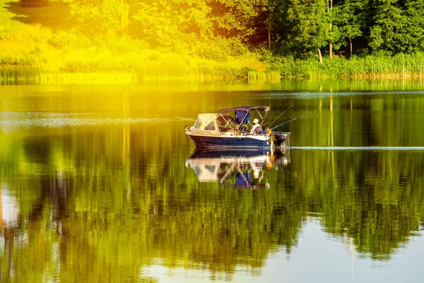 Pêcheur Méconnaissable Dans Bateau Moteur Sur Lac Pêche Poisson Lac — Photo