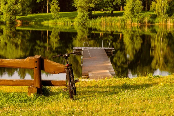 Μοντέρνο Σπορ Ποδήλατο Ακουμπά Ξύλινο Πάγκο Στη Λίμνη Ενεργός Τρόπος — Φωτογραφία Αρχείου