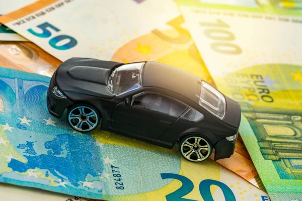 ユーロ紙幣の黒いおもちゃの車 車の購入 レンタル サービス 保険料の概念 費用の計画 — ストック写真