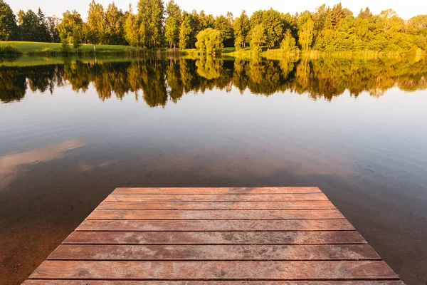 Vista Prima Persona Del Molo Legno Vuoto Lago Tranquillo Mattino — Foto Stock