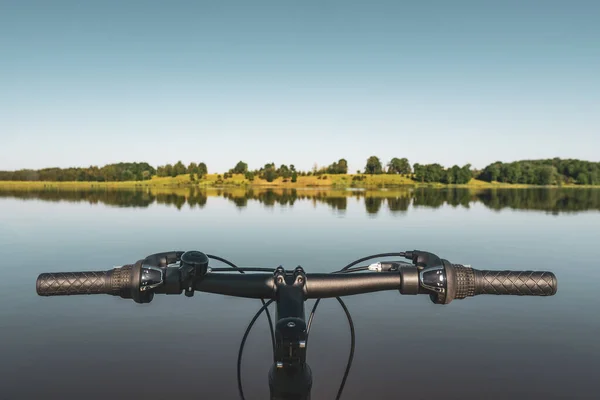 Bicycle Handlebars Calm Lake Background Active Lifestyle — Stock Photo, Image