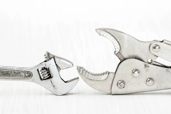 Μεγάλα Και Μικρά Ρυθμιζόμενα Μεταλλικά Κλειδιά Κλειδί Μεταλλικό Λευκό Ξύλινο — Φωτογραφία Αρχείου