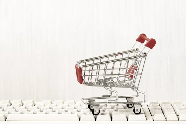 Empty Shopping Cart Computer Keyboard Online Shopping Concept Commerce Copy — Stockfoto