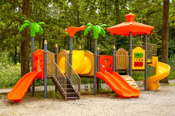 Разноцветные Детские Игровые Площадки Общественном Парке Окружении Зеленых Деревьев — стоковое фото