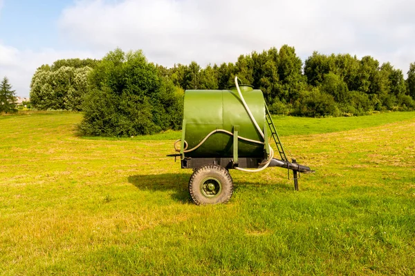 Green Water Tank Cattle Pasture — ストック写真