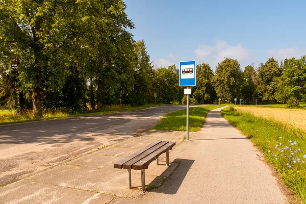 Pusty Przystanek Autobusowy Drewnianą Ławką Znakiem Przystanku Autobusowego — Zdjęcie stockowe