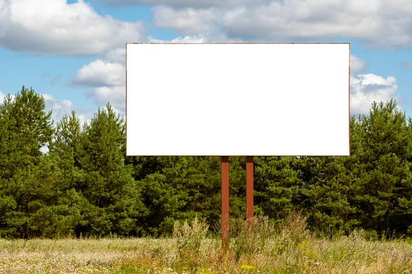 草地上的空白广告牌 具有复制空间的图像 — 图库照片