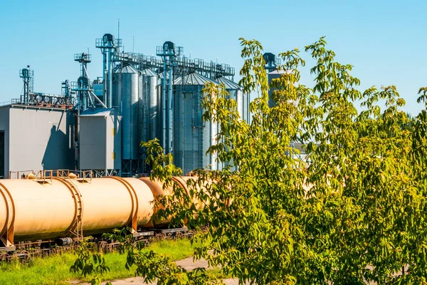 Railroad Tracks Set Train Tanks Next Plant Grain Processing — ストック写真