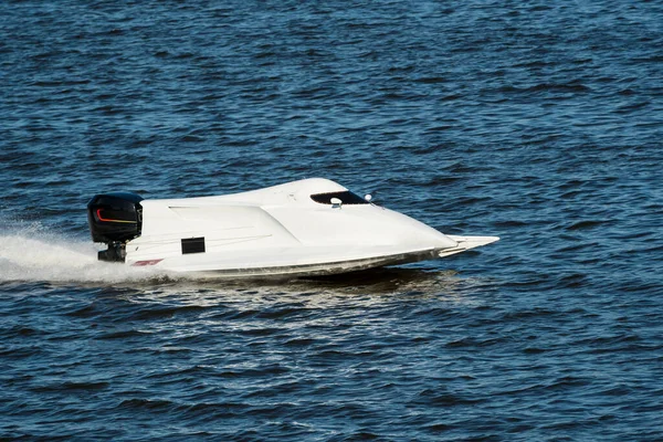 White Racing Powerboat Fast Blue Water Powerboat Racing — Zdjęcie stockowe