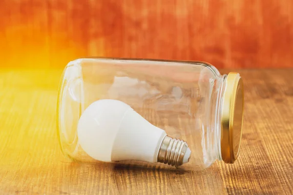 Лампочка Внутри Стеклянной Банки Концепция Энергосбережения Сохранить Концепцию Творчества Сохранить — стоковое фото