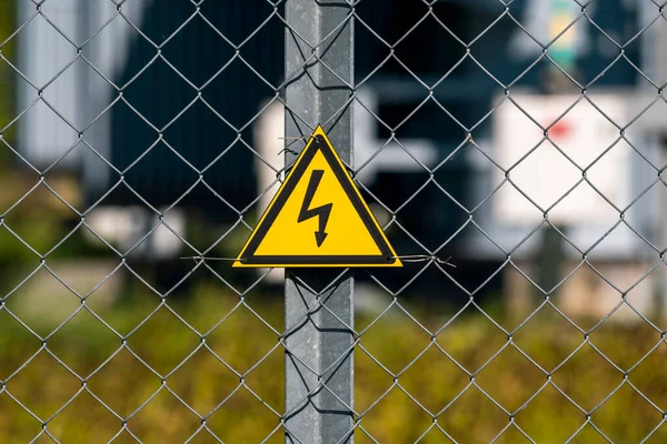Yellow Triangle Lightning Metal Mesh Fence High Voltage Electrical Outdoor — Fotografia de Stock