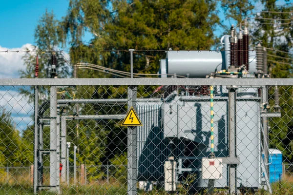 High Voltage Electrical Substation Metal Mesh Fence High Voltage Warning — Fotografia de Stock
