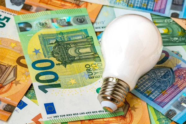 ユーロ紙幣の経済的および生態学的Led電球 住宅のお客さまやビジネスのお客さまへの電気代の増加 — ストック写真