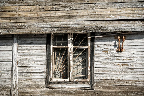 Vieille Fenêtre Bois Avec Grille Métallique Mur Maison Abandonnée — Photo