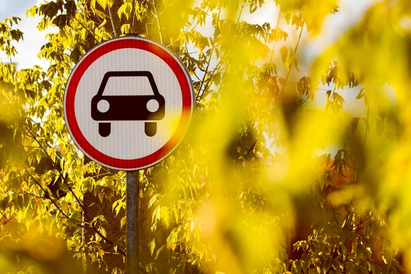 Sinal Estrada Que Proíbe Passagem Carros Próximo Passo Natureza Não — Fotografia de Stock