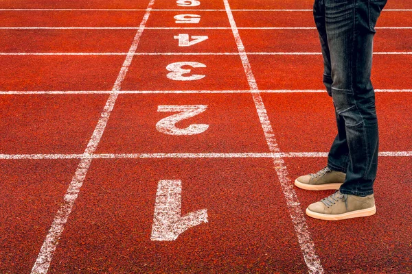 Uomo Piedi Sulla Linea Bianca Sulla Pista Numero Uno Gambe — Foto Stock