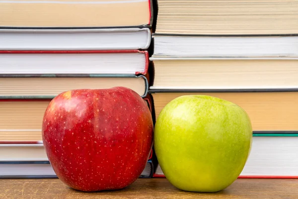 Manzanas Rojas Verdes Con Libros Apilados Sobre Fondo Concepto Educativo —  Fotos de Stock