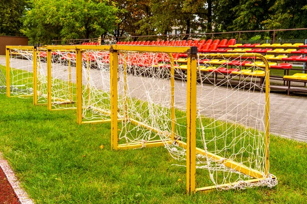 Pequenos Objetivos Futebol Alinhados Estádio Escola — Fotografia de Stock