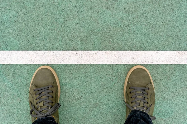 Männerfüße Grünen Lederturnschuhen Stehen Auf Der Gummierten Strecke Einer Startlinie — Stockfoto