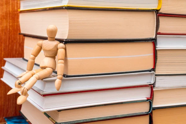 Manequim Madeira Sentar Estante Ler Livros Mostra Aprendizagem Conceito Educação — Fotografia de Stock