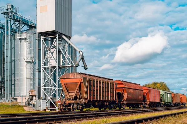 Beladung Von Eisenbahnwaggons Mit Getreide Getreideaufzug Getreidesilo Lager Oder Lager — Stockfoto