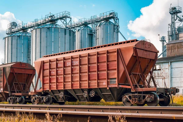 Beladung Von Eisenbahnwaggons Mit Getreide Getreideaufzug Getreidesilo Lager Oder Lager — Stockfoto