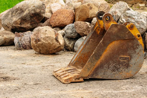 Removable Excavator Bucket Lying Pile Big Stones — Stock Photo, Image