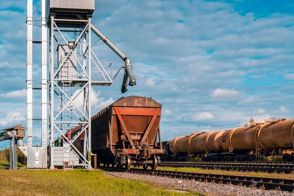 穀物エレベーターで穀物と鉄道車両のバックビュー 穀物サイロ または保管庫は収穫の重要な部分です — ストック写真