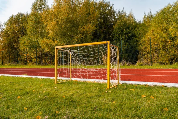 下一个小球是体育场跑道上的小球 儿童足球训练的目标 — 图库照片