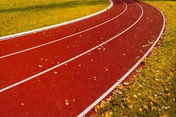 Pista Rodadura Goma Roja Con Líneas Blancas Curvas Durante Temporada — Foto de Stock