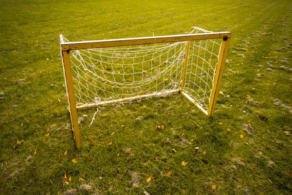 秋の間にスタジアムフィールド上の小さな黄色のサッカーの目標 子供のトレーニングのためのサッカーの目標 — ストック写真
