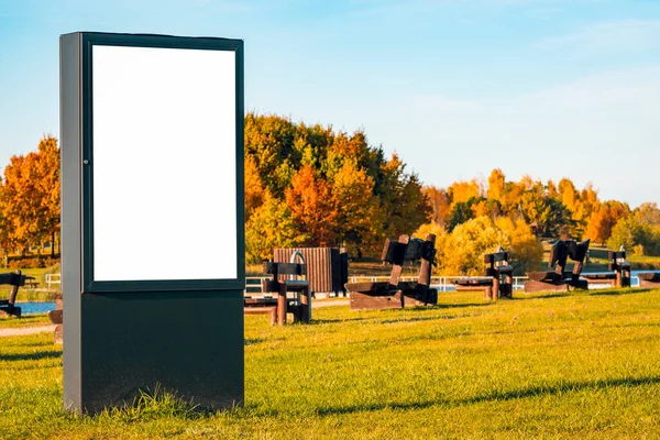 Tomma Reklam Skylt Park Höstsäsongen Bild Med Kopieringsutrymme — Stockfoto