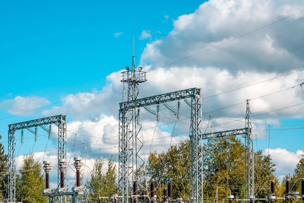 Elektrik Santralinde Aşamalı Yüksek Voltajlı Trafo Var Düğmeleri Bağlantıyı Kesen Stok Fotoğraf