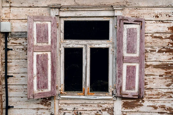 Maison Abandonnée Bois Fenêtre Avec Volets Ouverts Verre Cassé — Photo