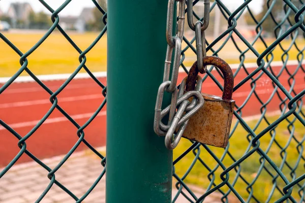 Ράστι Κλείδωσε Την Πύλη Είσοδος Στο Αθλητικό Στάδιο Μεταλλικό Σύρμα — Φωτογραφία Αρχείου
