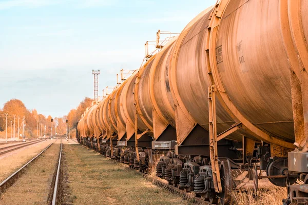 原油を輸送するタンカー車の鉄道列車 貨物列車の展望 — ストック写真