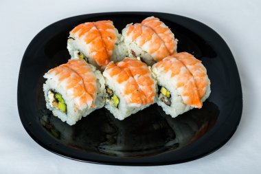 Maki sushi füme ell ve karides.