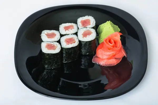 Sushi com atum em um prato . — Fotografia de Stock