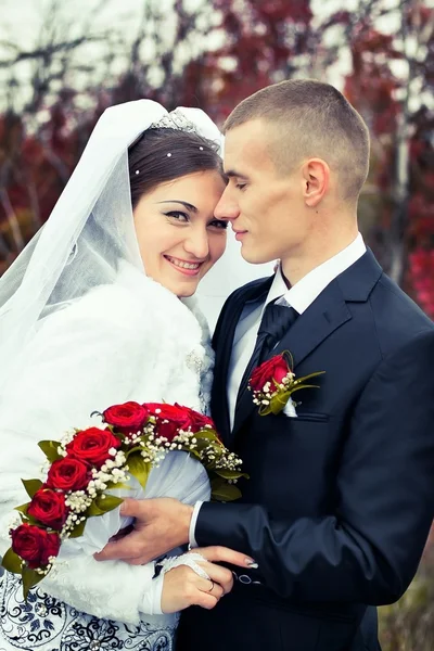 The bride gently embraces the groom. — Stock Photo, Image