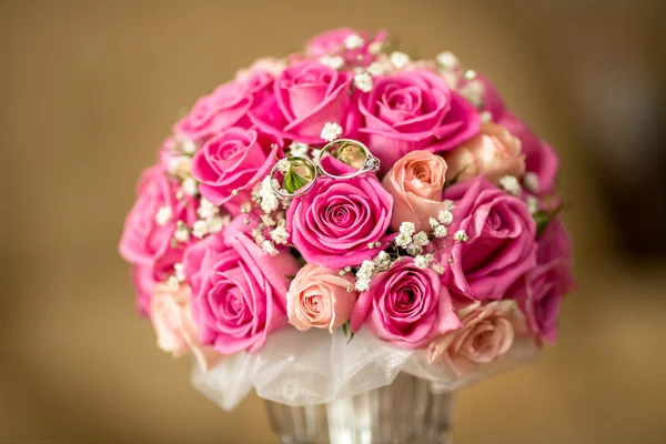 Rings and flowers — Stock Photo, Image