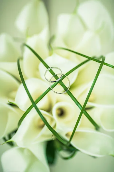 Ringe und Blumen — Stockfoto