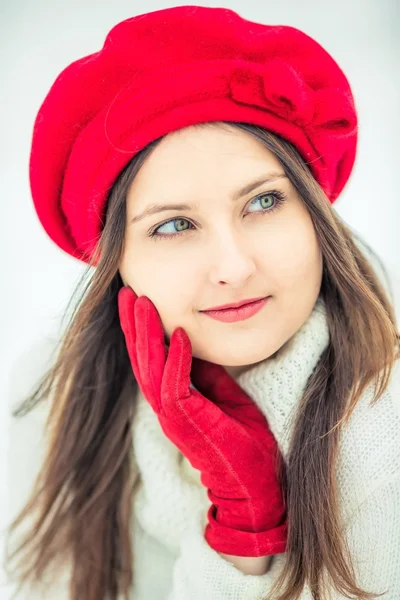 Зимняя девушка в красном . — стоковое фото