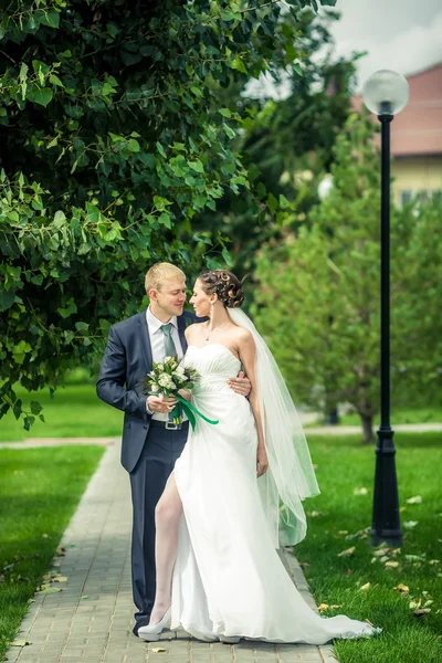 The bride and groom — Stock Photo, Image