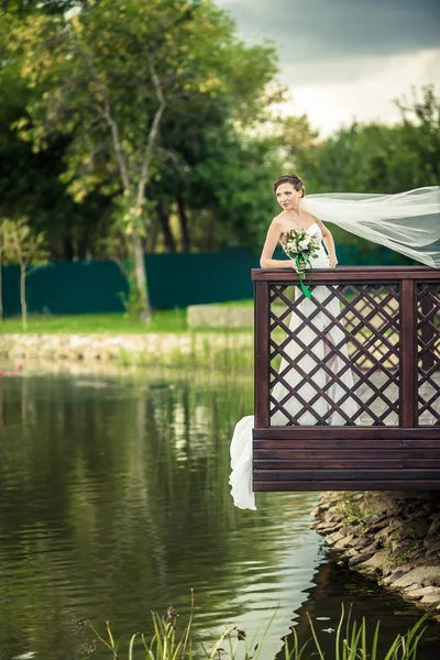Braut am Ufer — Stockfoto